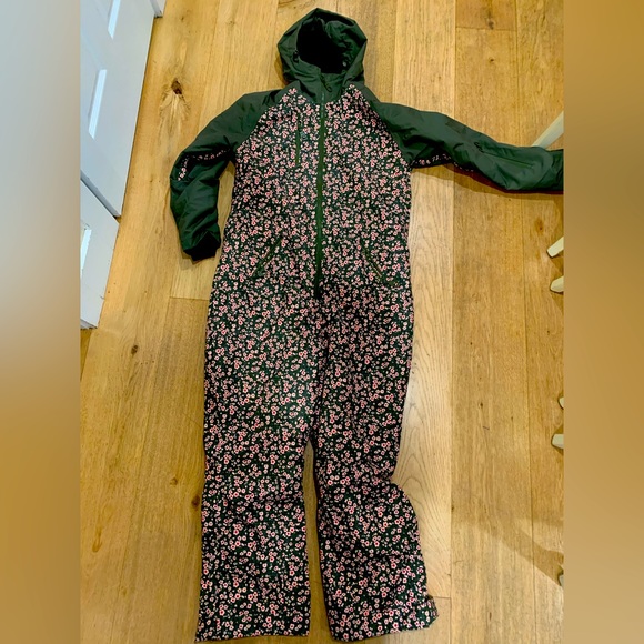 Oneskee women’s snowsuit size 6 fits like L/XL